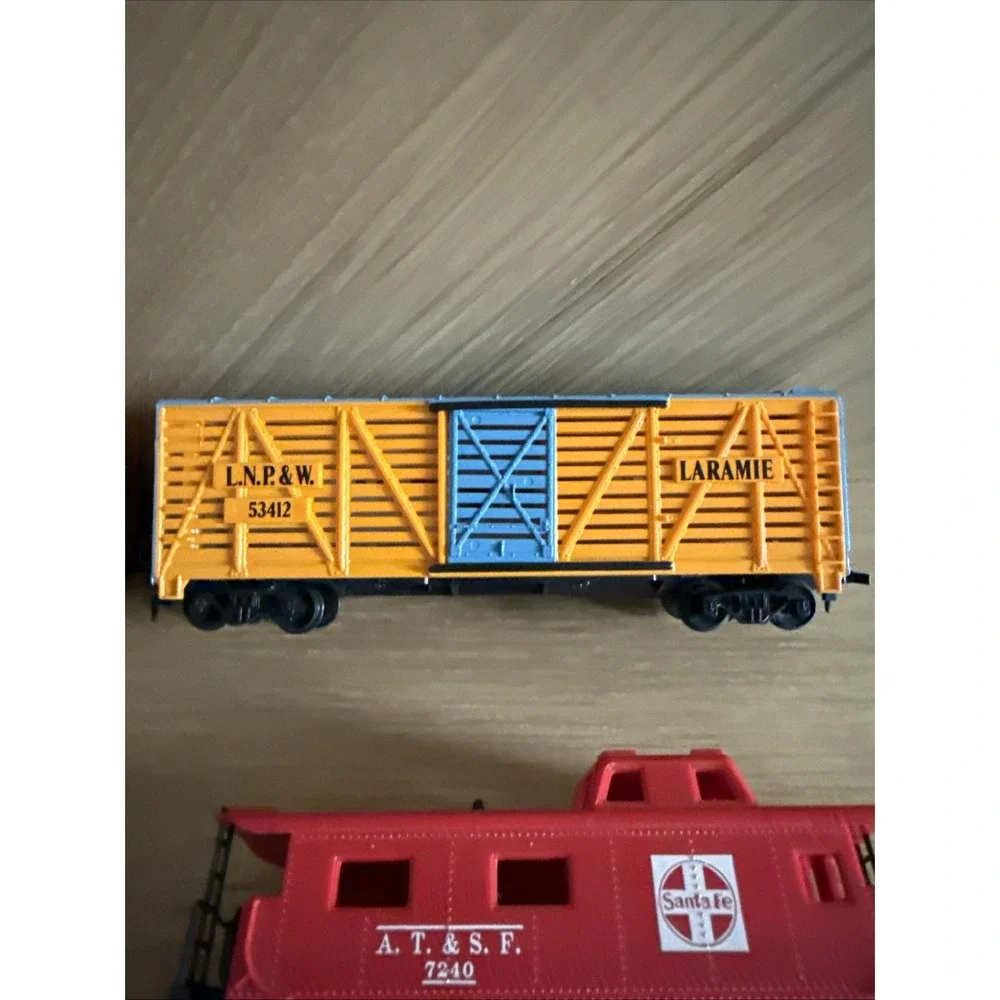 Lot Of 5 HO Train Cars (Auto loader, Laramie, Timber Saw Mill, Pipe Co.)